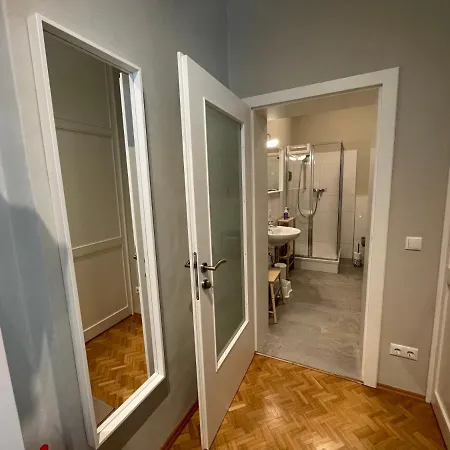 White Flat By Grazrentals With Cool Location & Free Parking Apartment