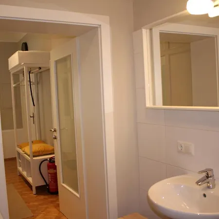 Apartment White Flat By Grazrentals With Cool Location & Free Parking *