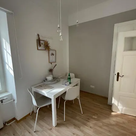 White Flat By Grazrentals With Cool Location & Free Parking