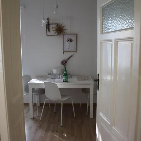 Apartment White Flat By Grazrentals With Cool Location & Free Parking