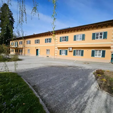 White Flat By Grazrentals With Cool Location & Free Parking