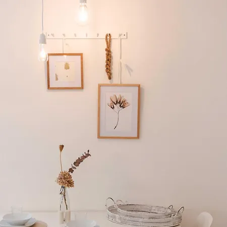 White Flat By Grazrentals With Cool Location & Free Parking Apartman